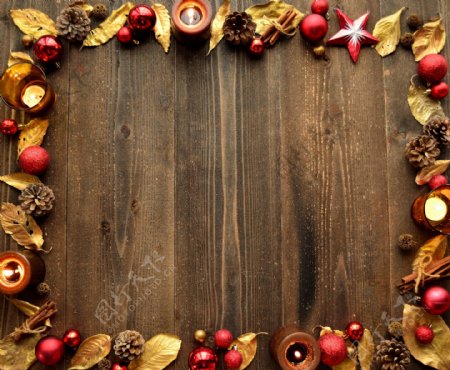 木板上的叶子与圣诞球图片