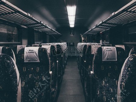 黑色和白色晚上火车旅游椅子座位令人毛骨悚然恐怖车皮