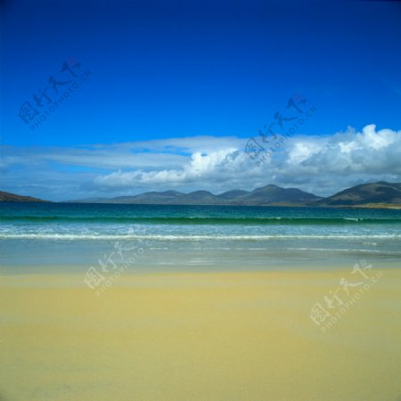 蓝天下海边的沙滩图片
