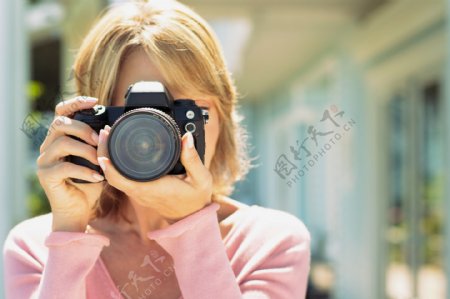 拿相机的照像的外国女人图片