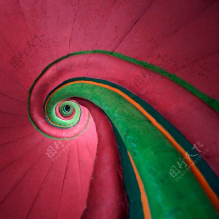 紫红色螺旋楼梯图片