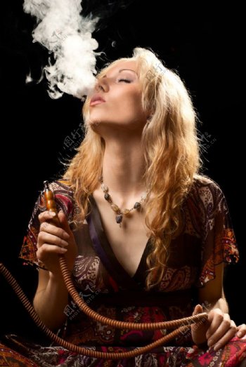 抽烟的性感美女图片