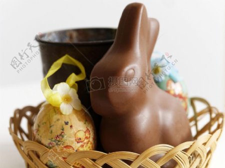 篮子里的巧克力兔子