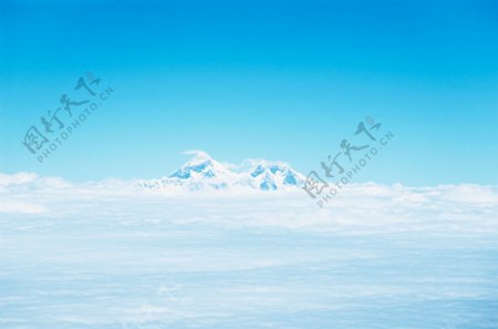 云里的雪山山峰图片