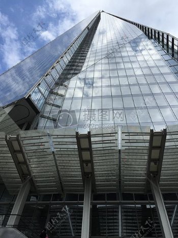 耸立的玻璃大楼