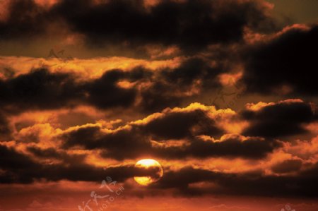 乌云遮住的太阳图片