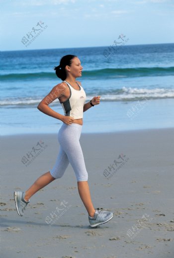 跑步健身的性感美女图片