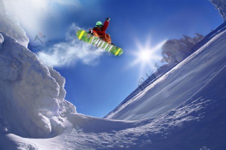 雪地上空的滑雪者图片