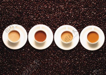 咖啡豆上的四杯咖啡图片