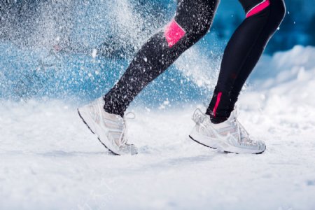 雪地跑步的女人图片