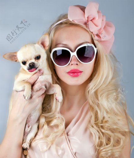 戴墨镜的美女和狗图片