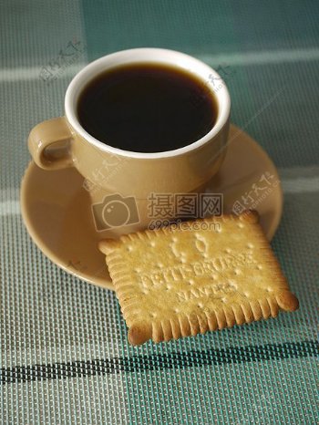 咖啡杯和一块饼干