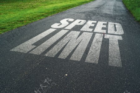 道路减速提示图片