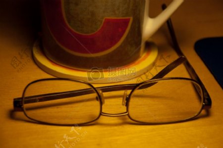 眼镜和咖啡杯