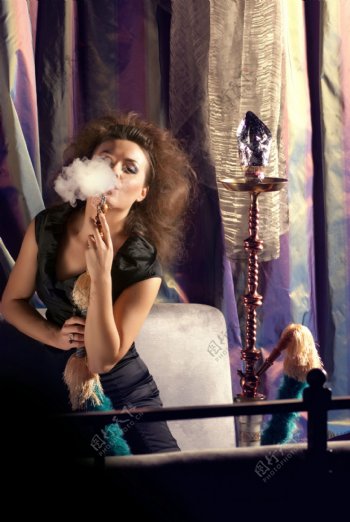 正在抽烟的女人图片