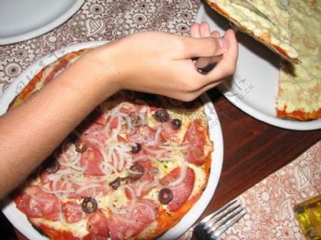 盘子里的芝士披萨