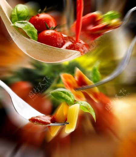 勺子里的蔬菜图片