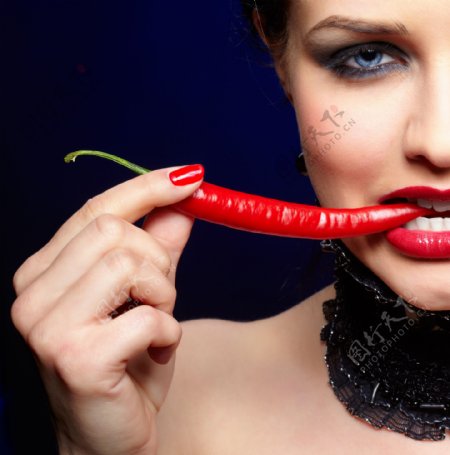 吃辣椒的性感女人图片