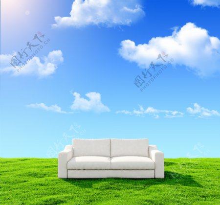 草地上的沙发