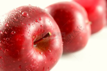 水珠和红色苹果
