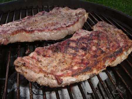 铁板上的烧烤的牛肉