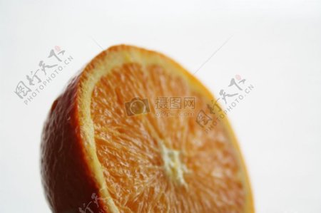 一颗切开的橙子
