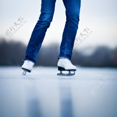 溜冰的女性图片