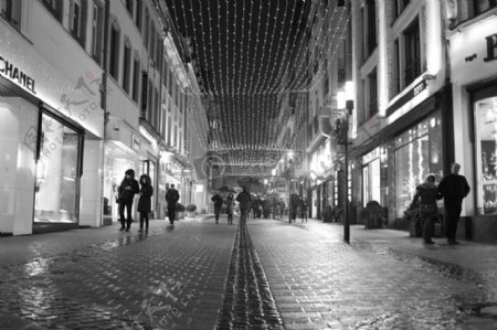 黑色和白色人灯路灯阴雨绵绵商店雨湿购物圣诞节伞