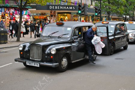 伦敦街头的出租车
