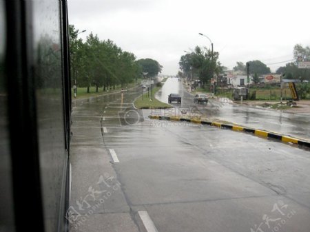 雨天行驶的公交车
