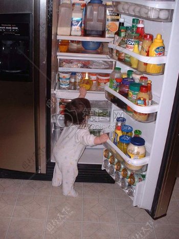 小孩在开冰箱