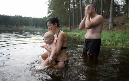 水中游泳的一家人图片