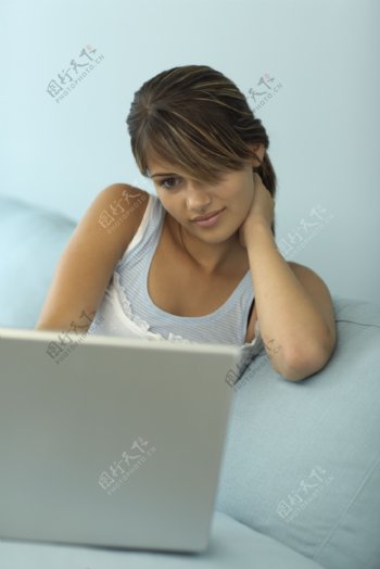 上网看电脑的女人图片