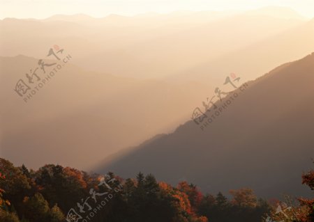 清晨山峰美景图片