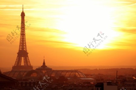 落日照耀下的欧式建筑物铁塔图片