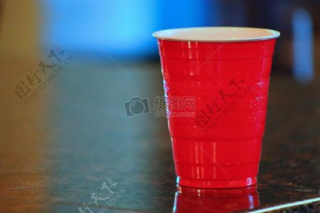 桌子上的红杯子