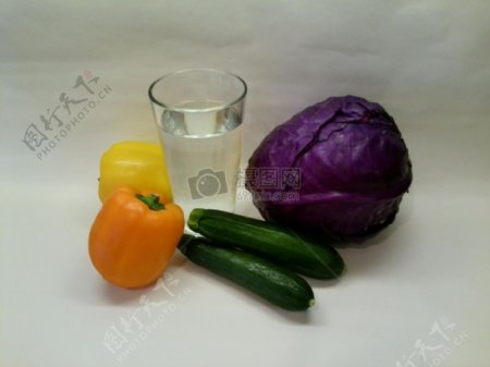 蔬菜和玻璃水杯