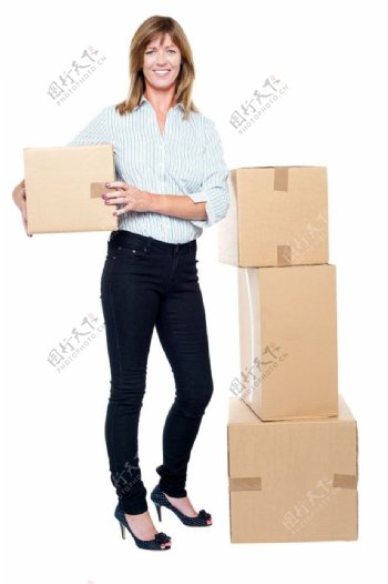 搬着纸箱的女人图片