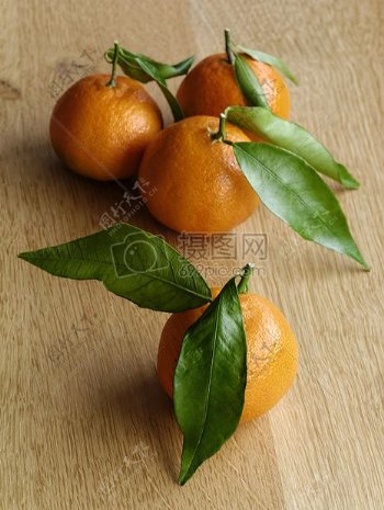 桌子上的橘子