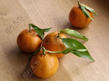 桌面上的橘子