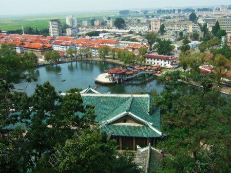 朝鲜城市里的公园风景
