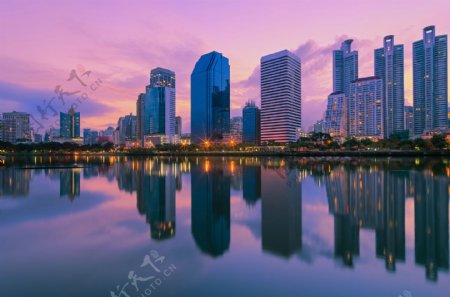 紫色天空和城市风景