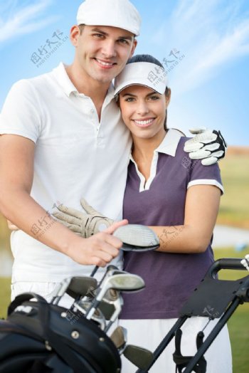 打高尔夫球的情侣图片