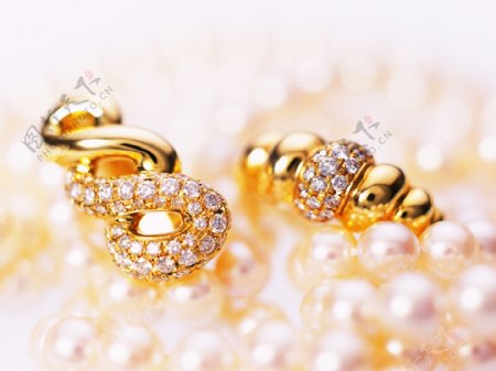 珍珠与钻石项链
