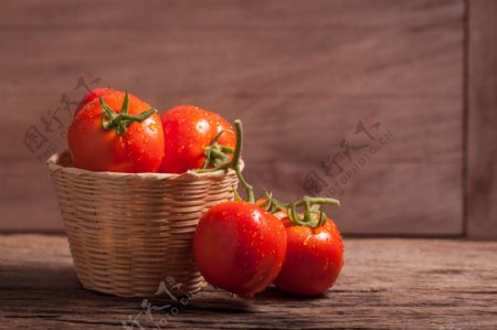 编篓里的西红柿图片