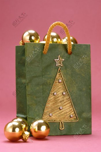 圣诞购物袋与彩球