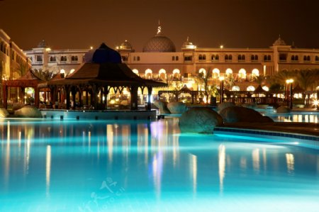 度假酒店外的泳池夜景图片