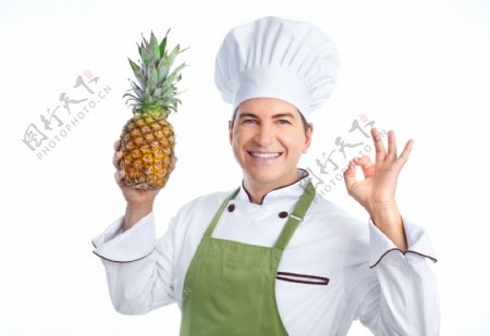 手拿菠萝的厨师图片