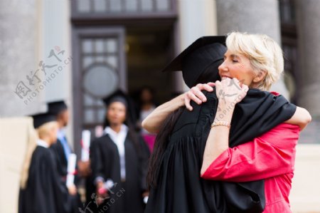 和母亲拥抱的毕业学生图片