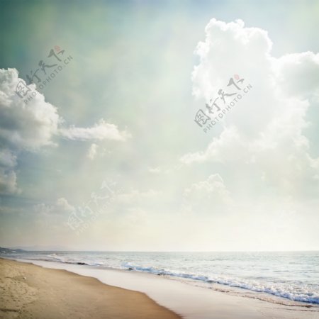 蓝天下的大海与沙滩图片